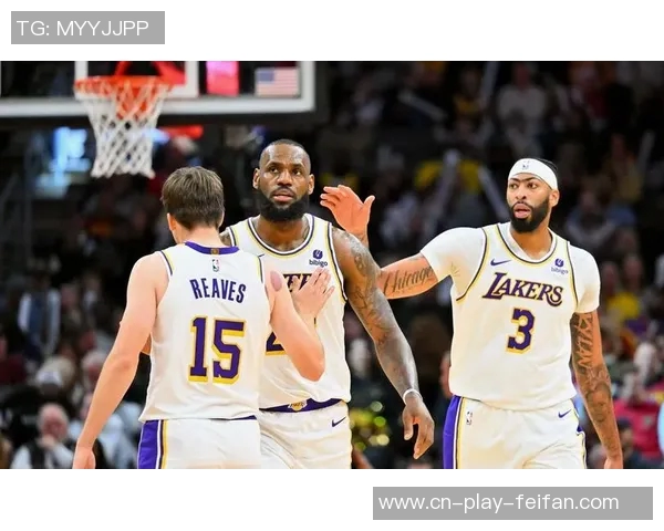 湖人训练场景曝光斯玛特紧逼八村里夫斯全力防守展现球队默契