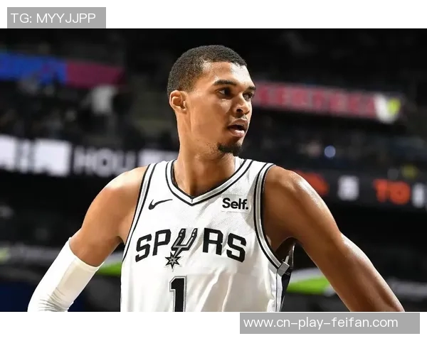 维金斯突破禁区高打板文班亚马展现超凡身高送出精彩钉板大帽